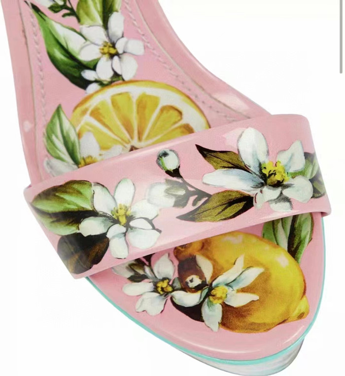 Botas geniales con patrón botánico y sandalias romanas elevadas
