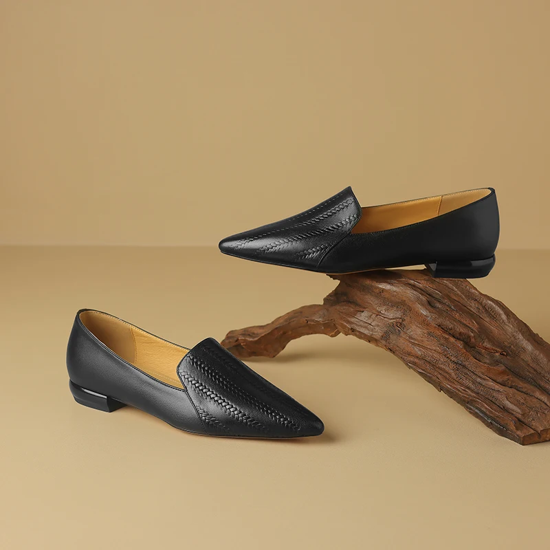 Zapatos de tacón kitten de piel de cordero premium con punta almendra