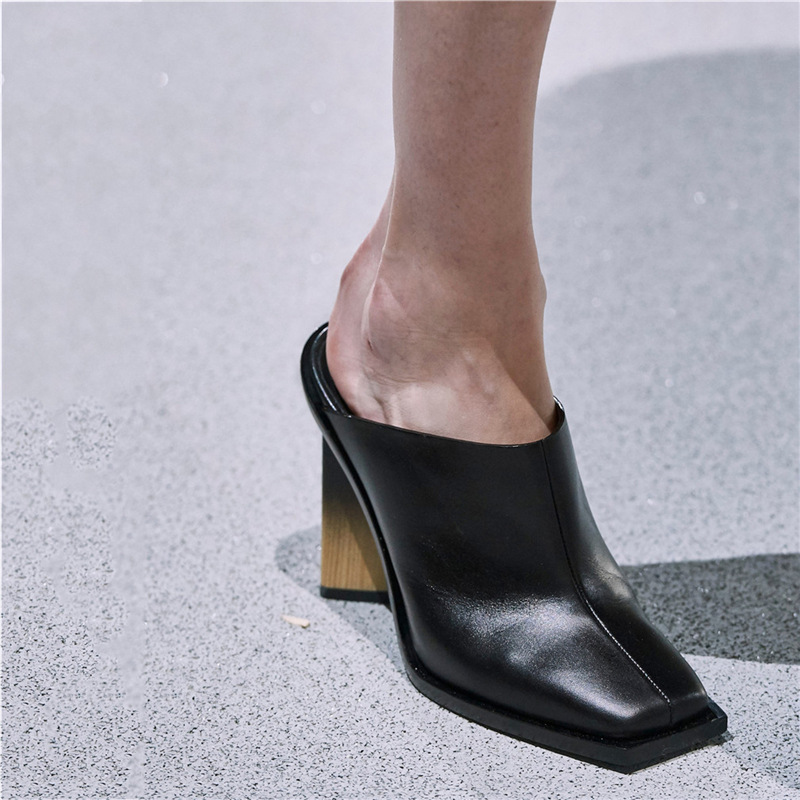 Mules de mujer de pasarela generosas, de forma cuadrada y esculpidas