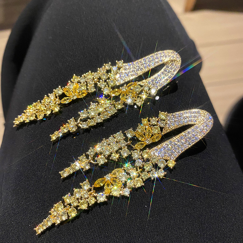 Aretes colgantes de flecos de circonita bañados en oro