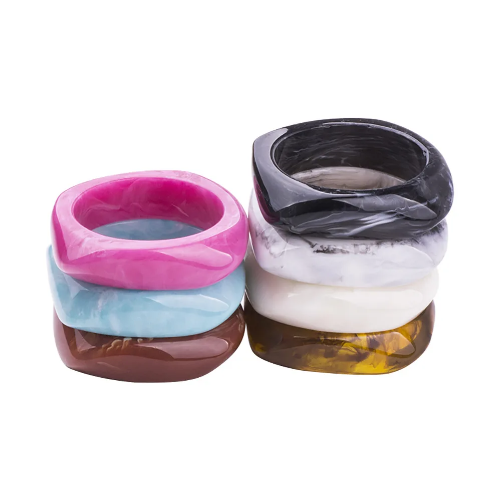 Pulsera para mujer retro multicolor de plástico gruesa con colgantes