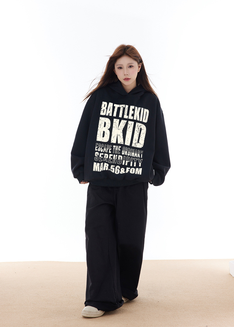 Sudadera con capucha de manga larga con tipografía urbana