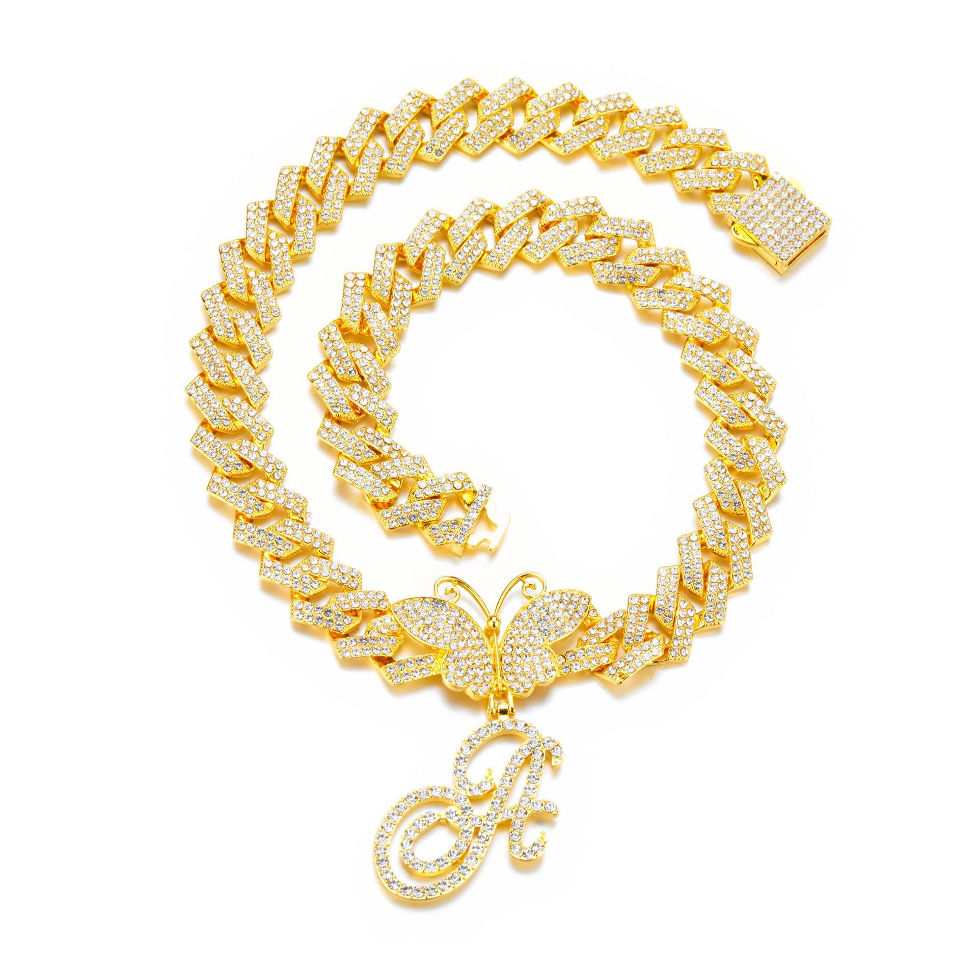Collar de inicial alada con strass voluminoso