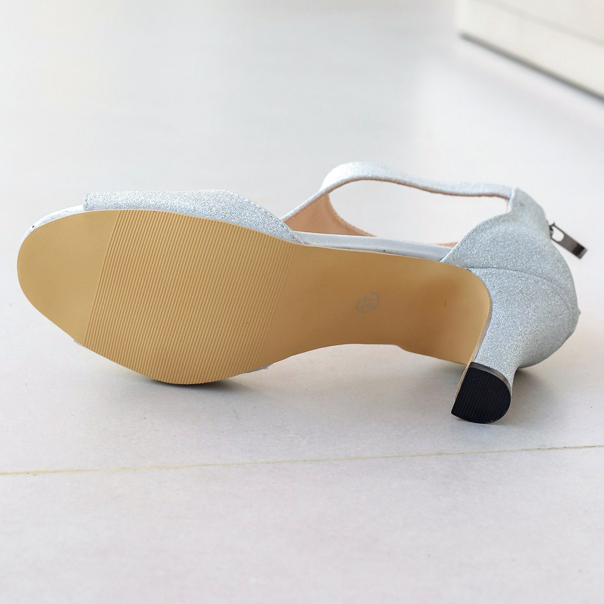 Sandalias anchas y ventiladas de gladiador con tacón de aguja y punta descubierta