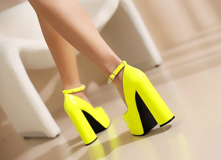 Tacones gruesos para señoras con cristales y estampado de reptil en verde oliva oscuro