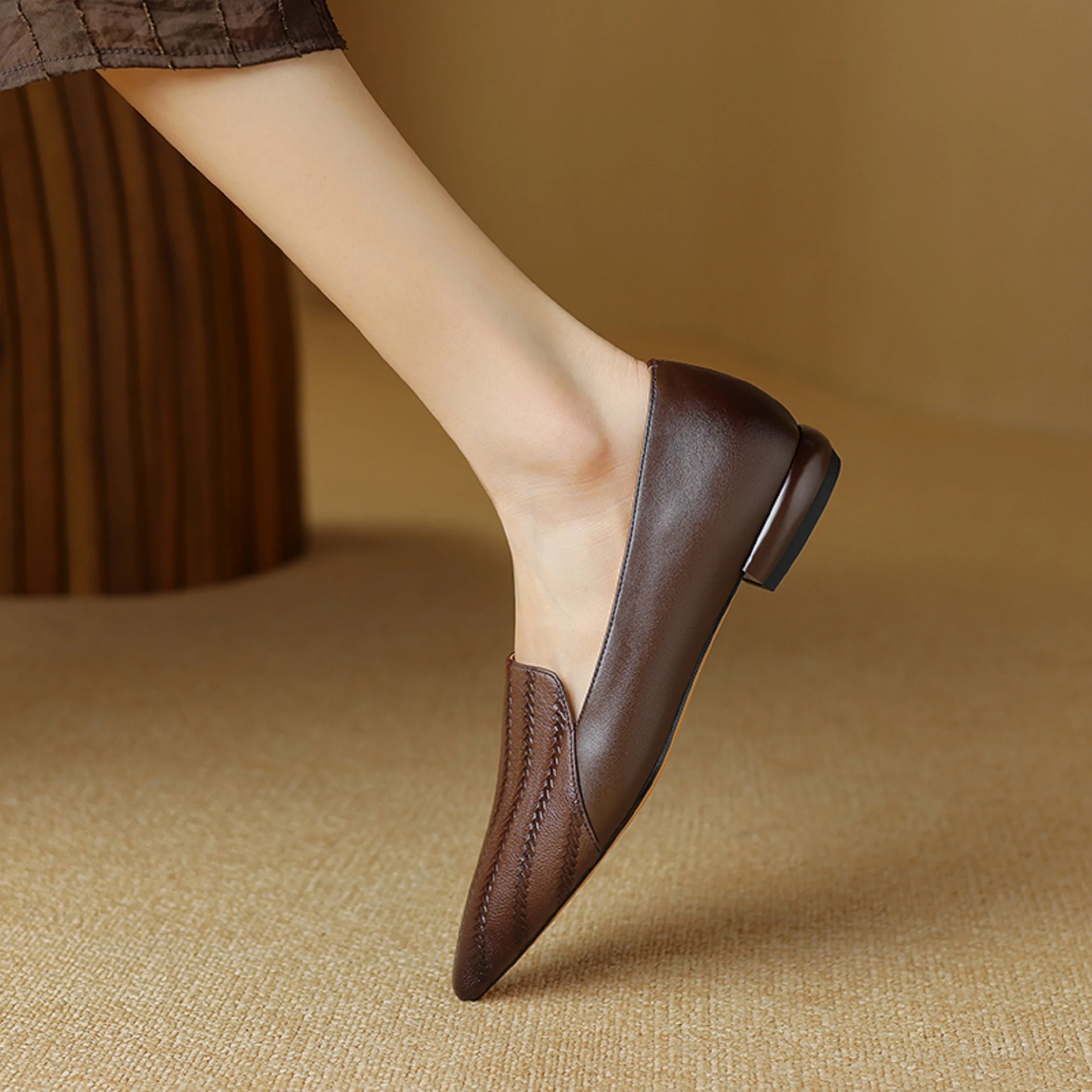 Zapatos de tacón kitten de piel de cordero premium con punta almendra