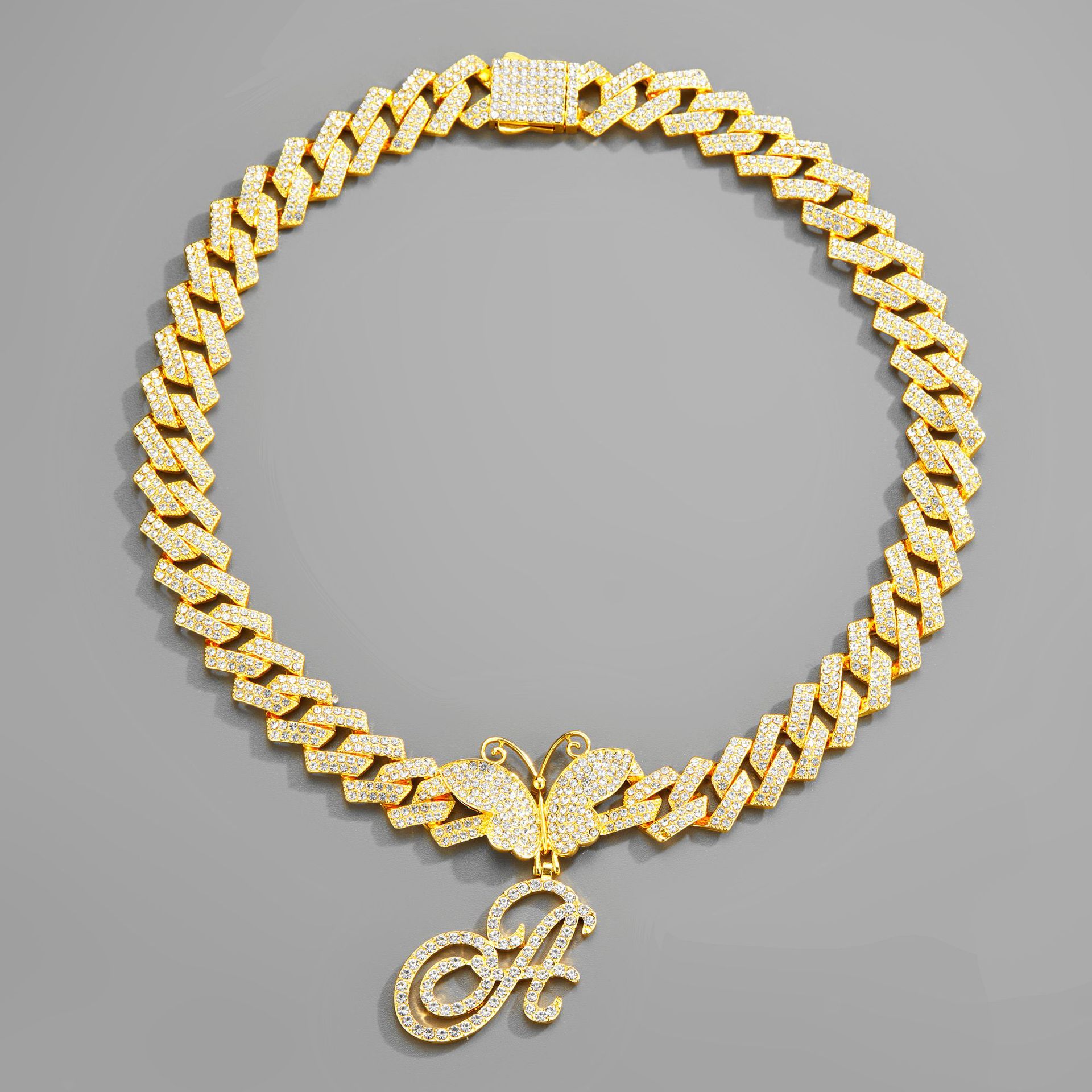 Collar de inicial alada con strass voluminoso