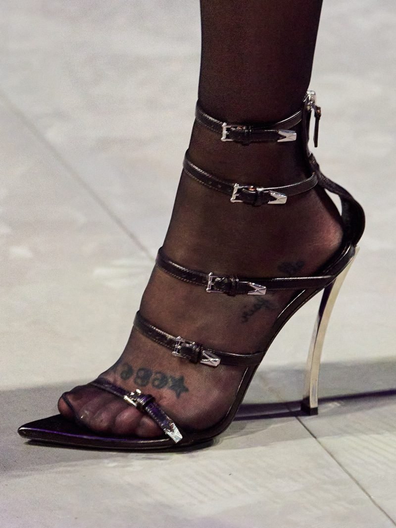 Sandalias de ajuste ancho de tacón stiletto para mujer con punta almendra y tiras
