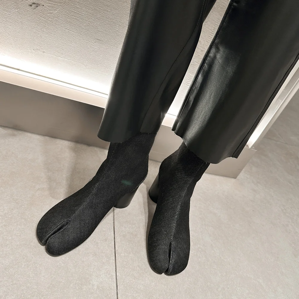 Botas clásicas de cuero de punta puntiaguda y tacón ancho