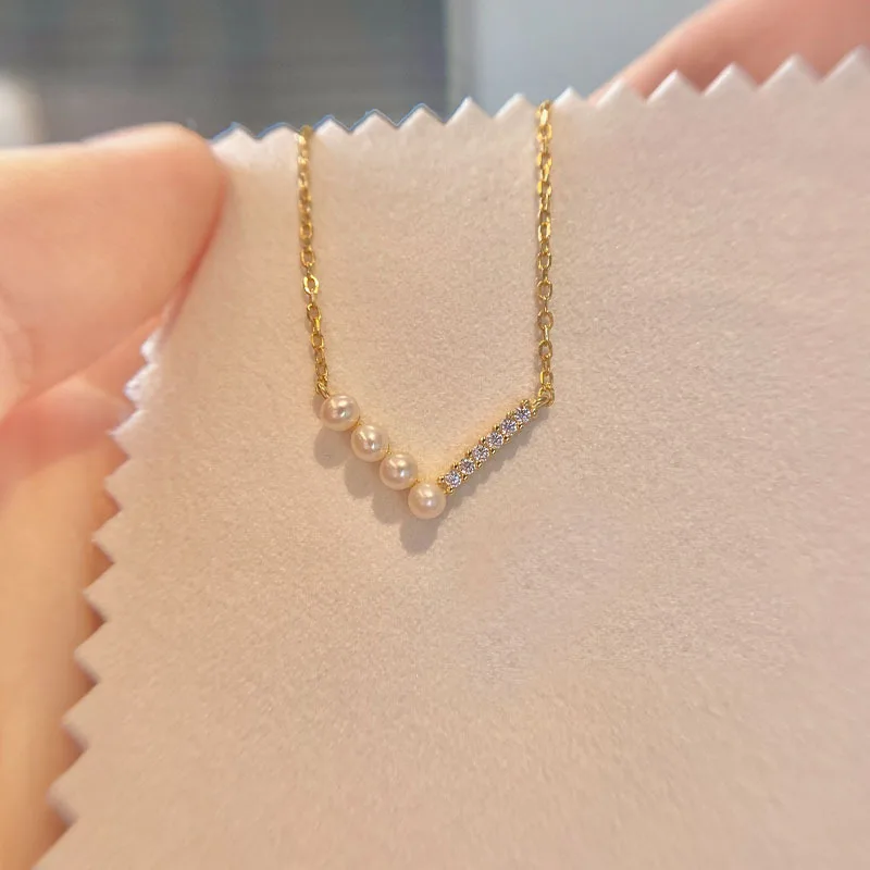 Refinado collar con colgante de gema de corte en V