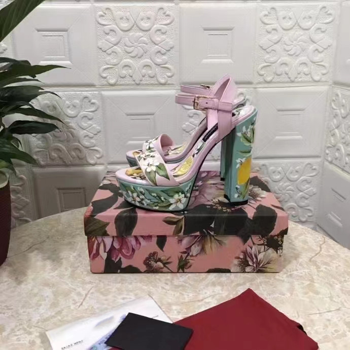 Botas geniales con patrón botánico y sandalias romanas elevadas