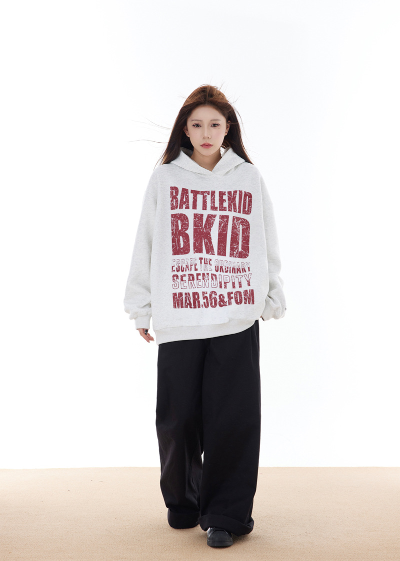 Sudadera con capucha de manga larga con tipografía urbana