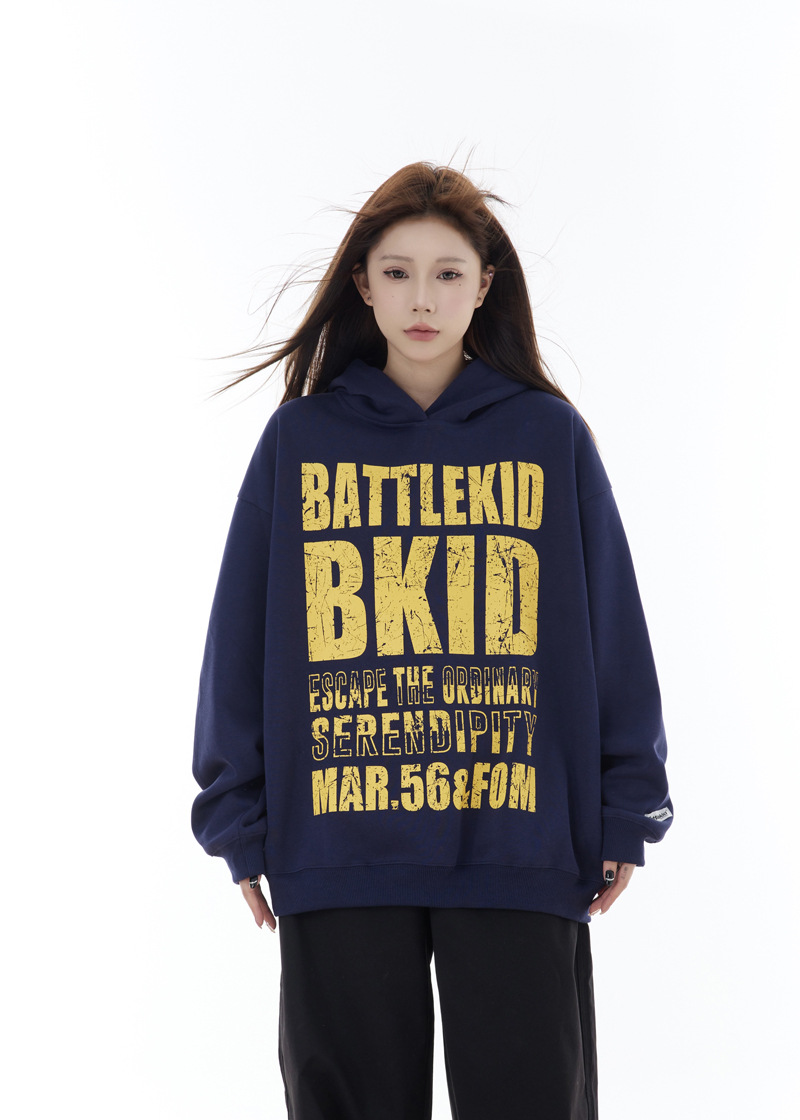 Sudadera con capucha de manga larga con tipografía urbana