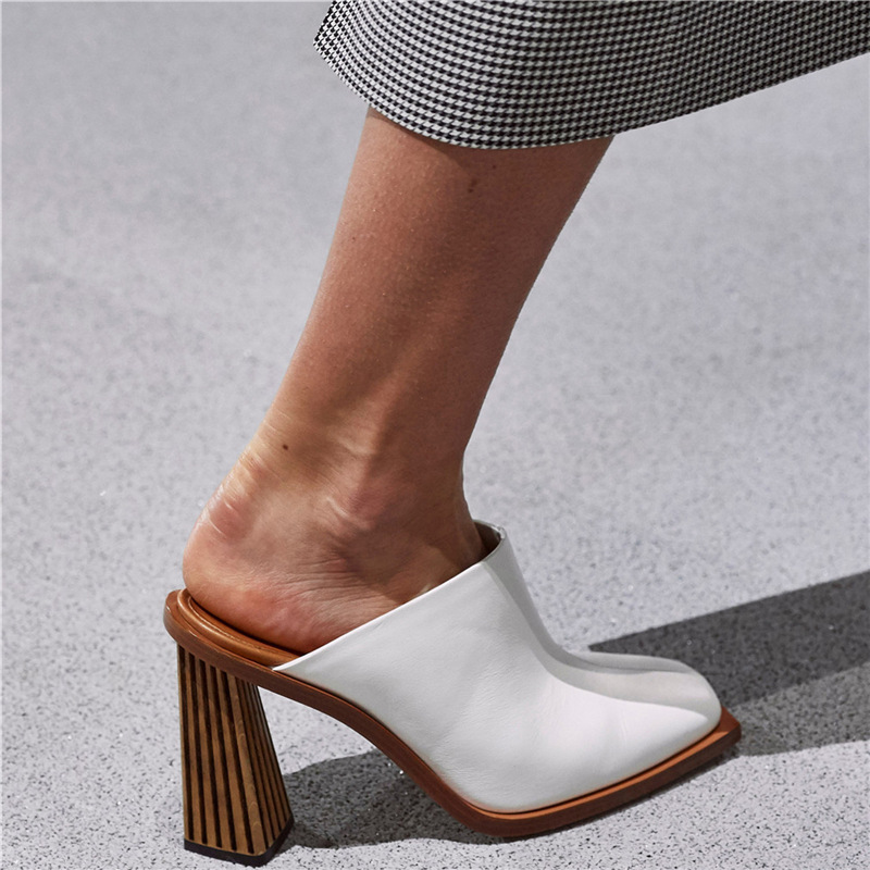 Mules de mujer de pasarela generosas, de forma cuadrada y esculpidas