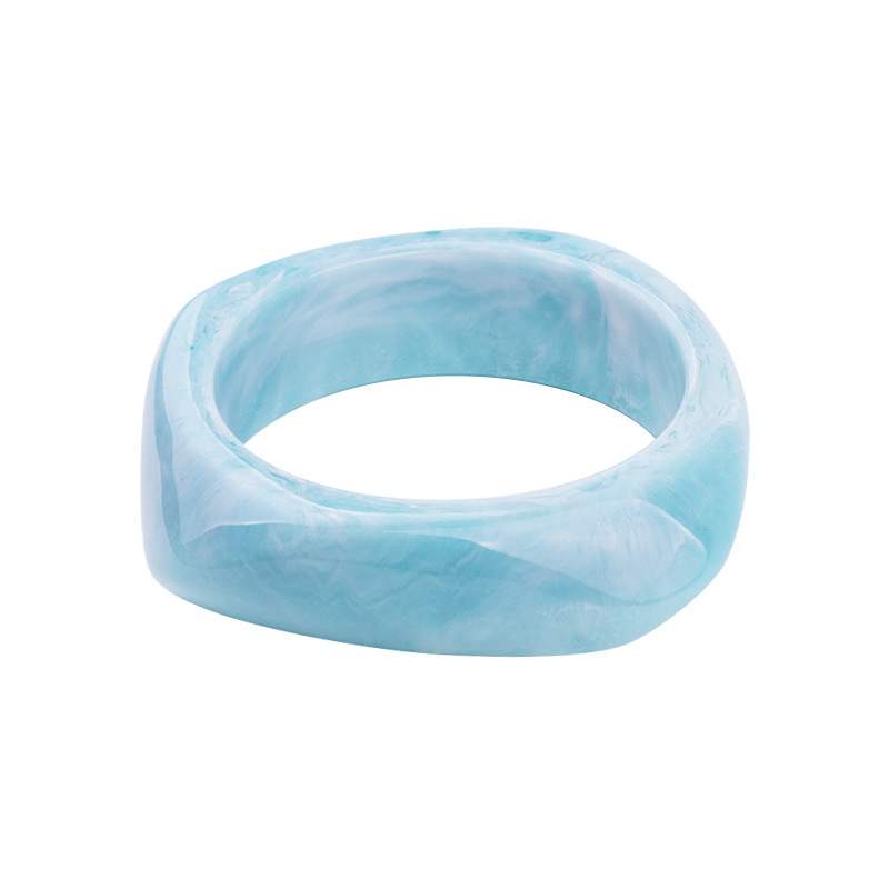Pulsera para mujer retro multicolor de plástico gruesa con colgantes
