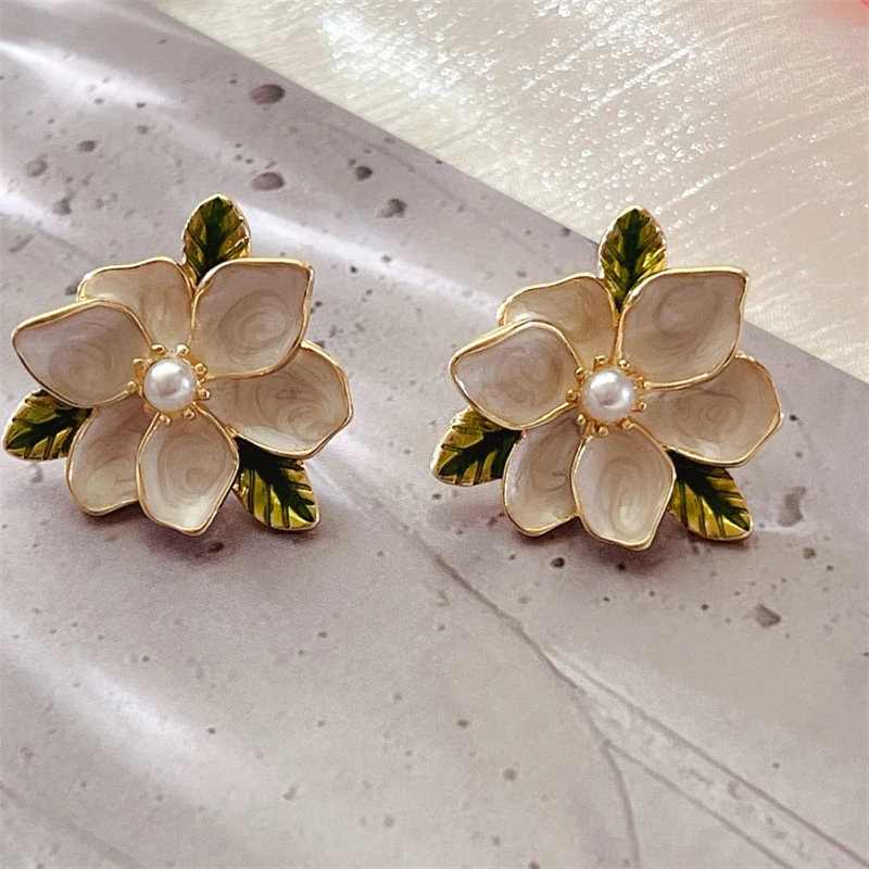 Aretes florales retro de cuentas falsas para mujer